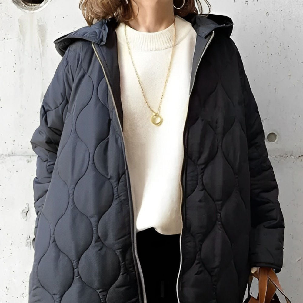 PRISCILLA™ | PARKA CON CAPUCHA Y DETALLES CUIDADOSOS