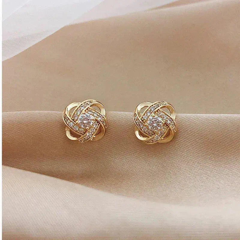 Pendientes de Botón Dorados en Espiral con Flor y Cristal